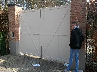 binnenaanzicht grote poort met grendel electrodrop.jpg